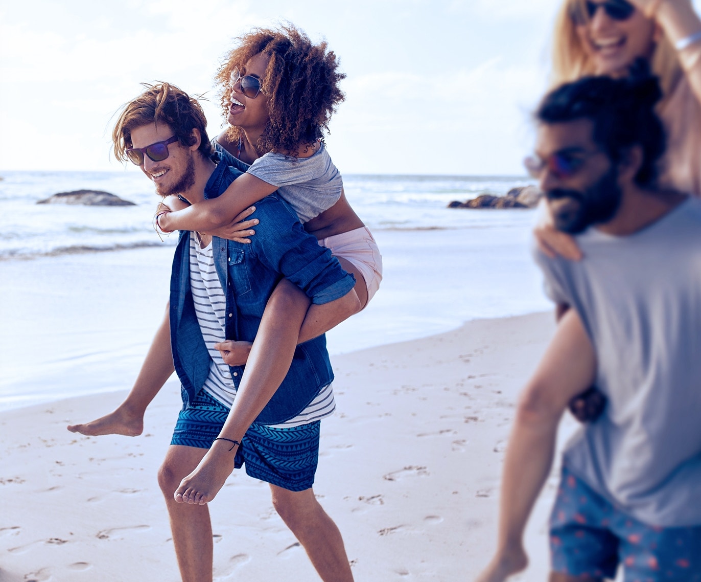 canva-group-friends-enjoying-beach