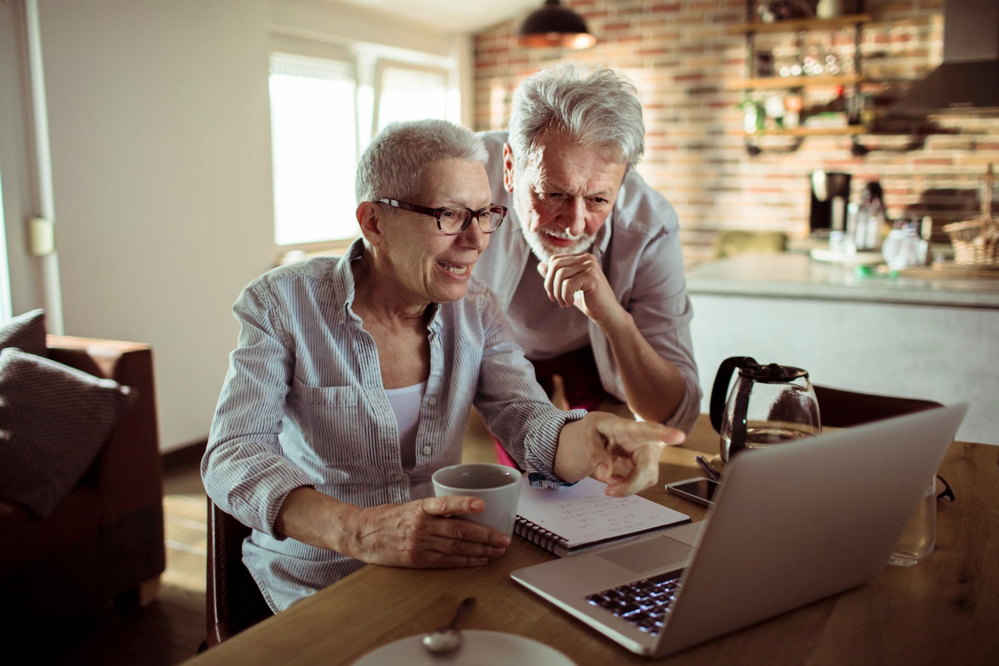 Canva-seniors-laptop-finances