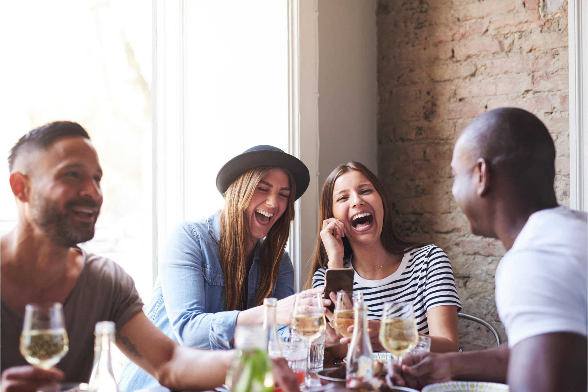 Canva-friends-laughing-mobile