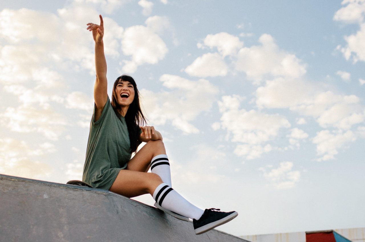 canva-young-woman-skateboard-park