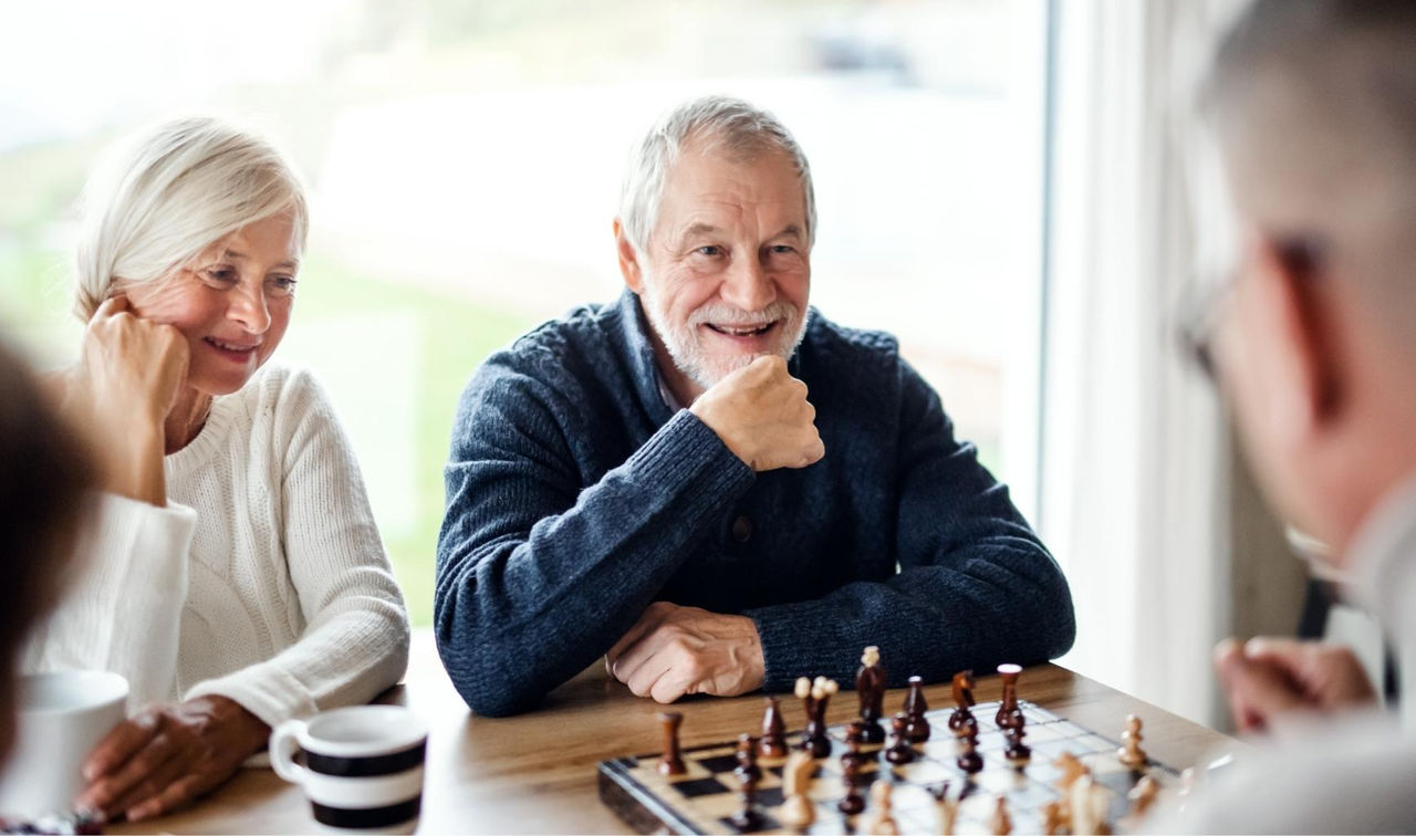 canva-senior-man-playing-chess